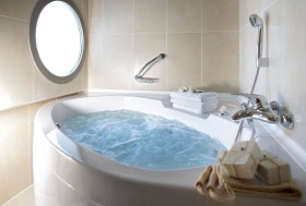 Ванна с дополнительными функциями: комфорт и удобство в ванной комнате