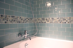 Секреты эффективной укладки плитки в ванной комнате 